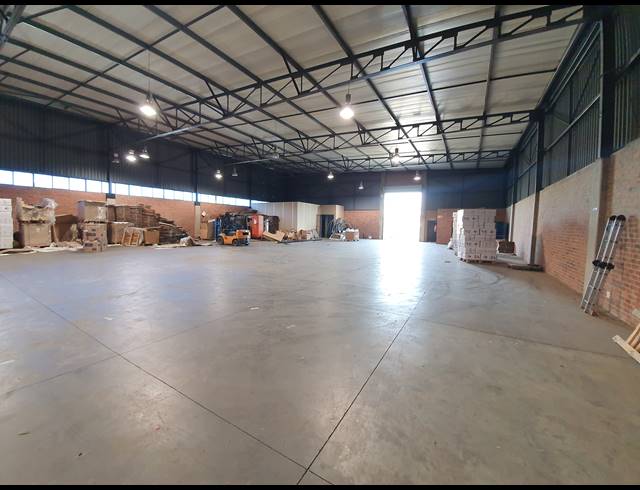 1,929M² WAREHOUSE TO LET IN CROWN